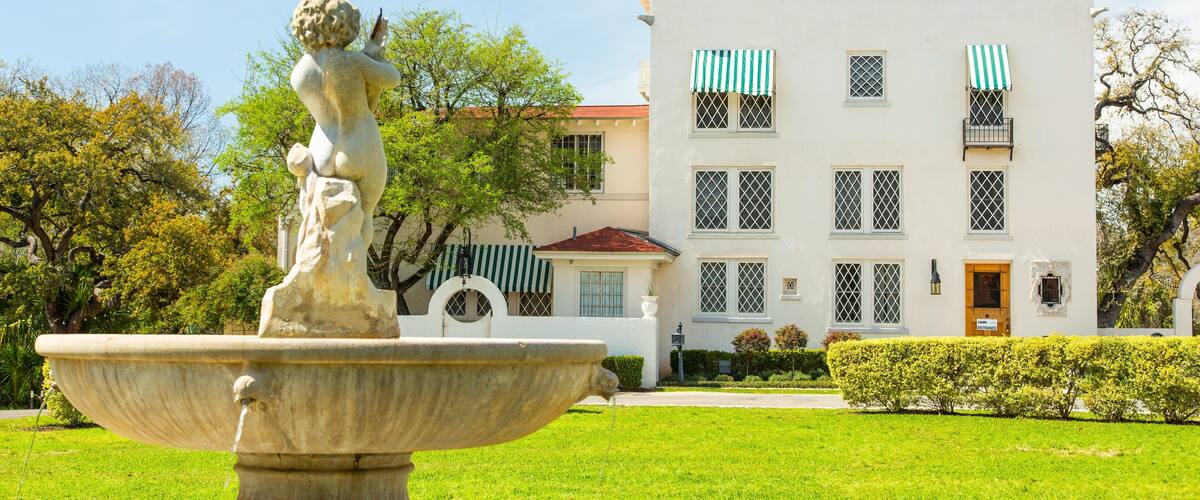 Austin Museum of Art - Laguna Gloria featuring a fountain and a park