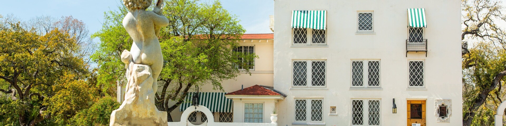 Austin Museum of Art - Laguna Gloria featuring a fountain and a park