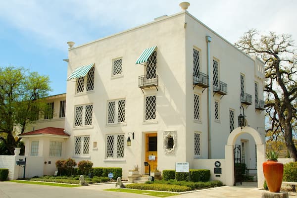 Austin Museum of Art - Laguna Gloria showing heritage elements