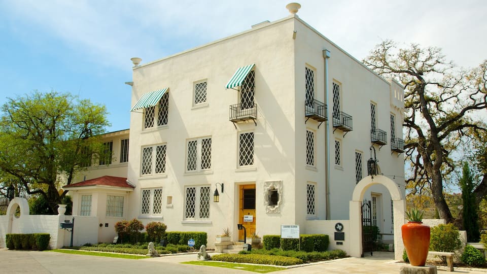 Austin Museum of Art - Laguna Gloria showing heritage elements