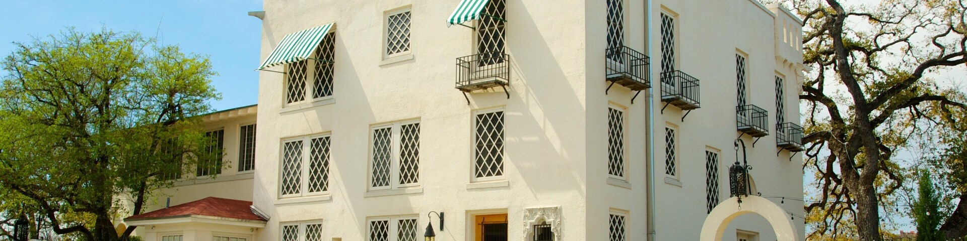 Austin Museum of Art - Laguna Gloria showing heritage elements