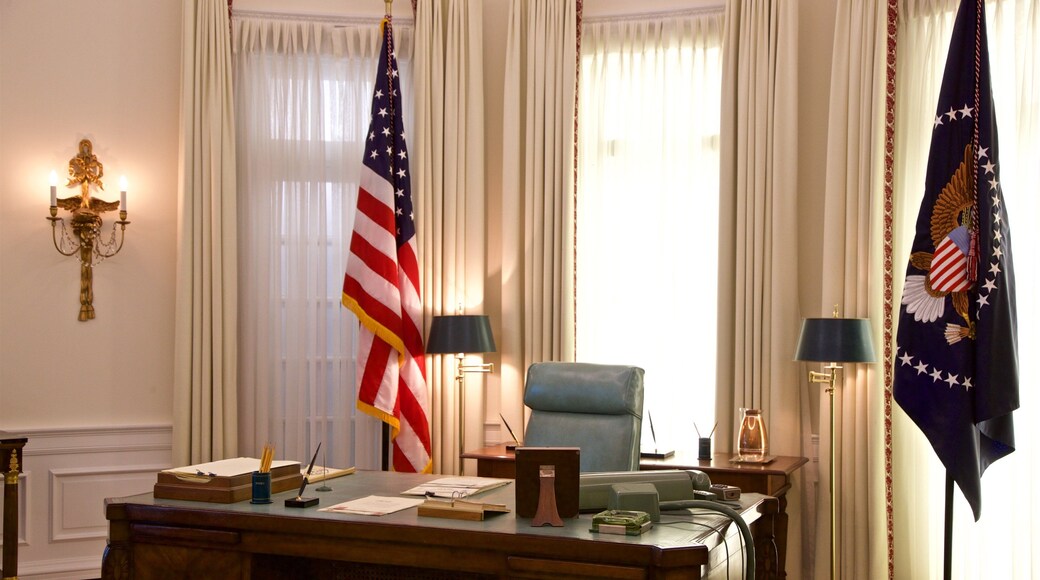 Biblioteca Presidencial LBJ mostrando elementos patrimoniales, un edificio administrativo y vistas de interior