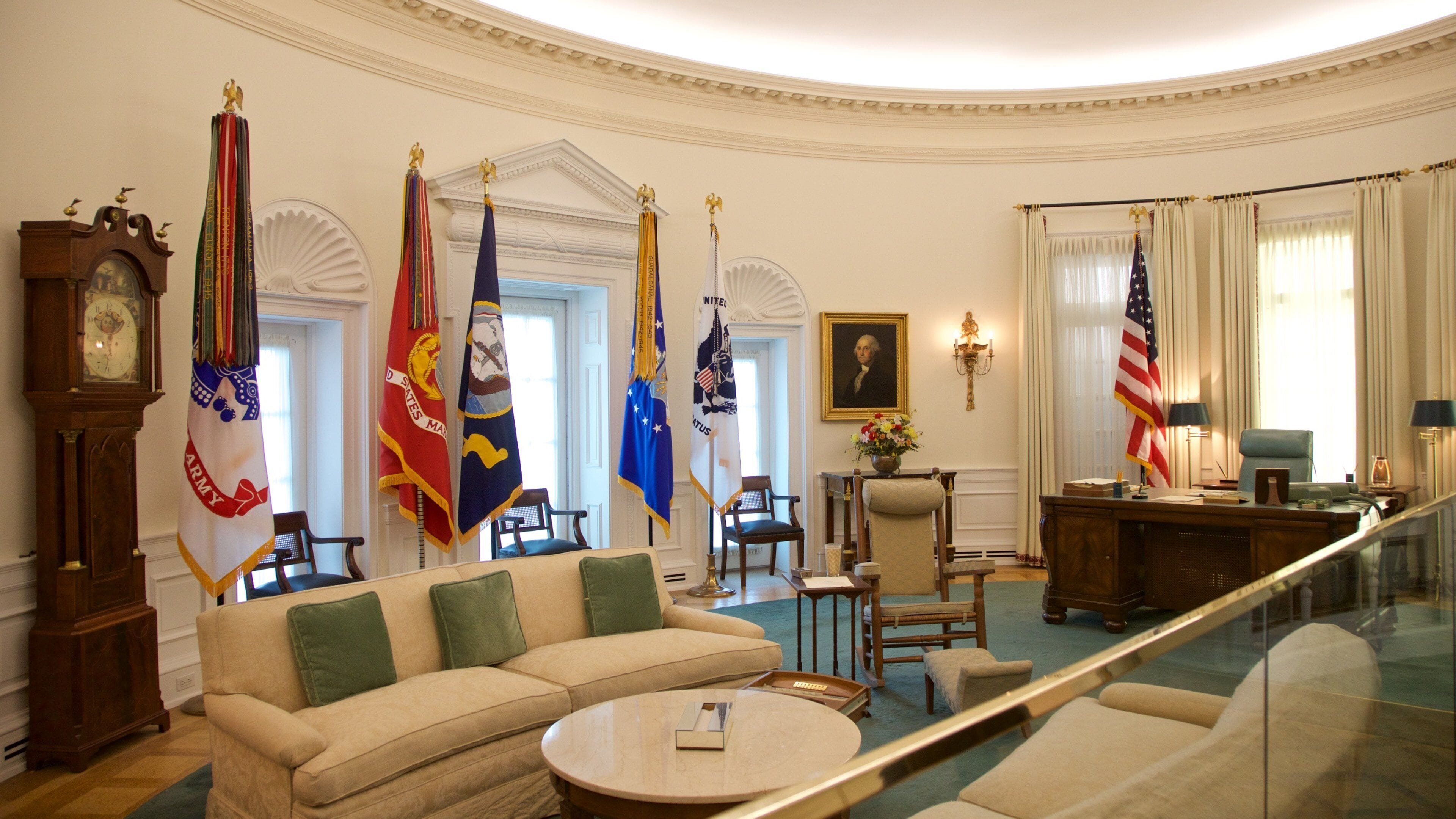 Biblioteca Presidencial LBJ ofreciendo un edificio administrativo, elementos patrimoniales y vistas de interior