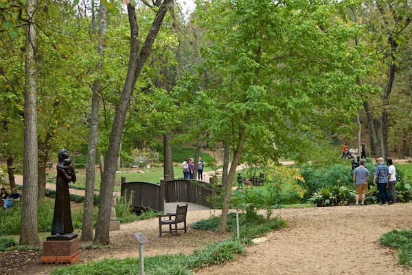 Umlauf Sculpture Garden and Museum featuring a statue or sculpture and a garden
