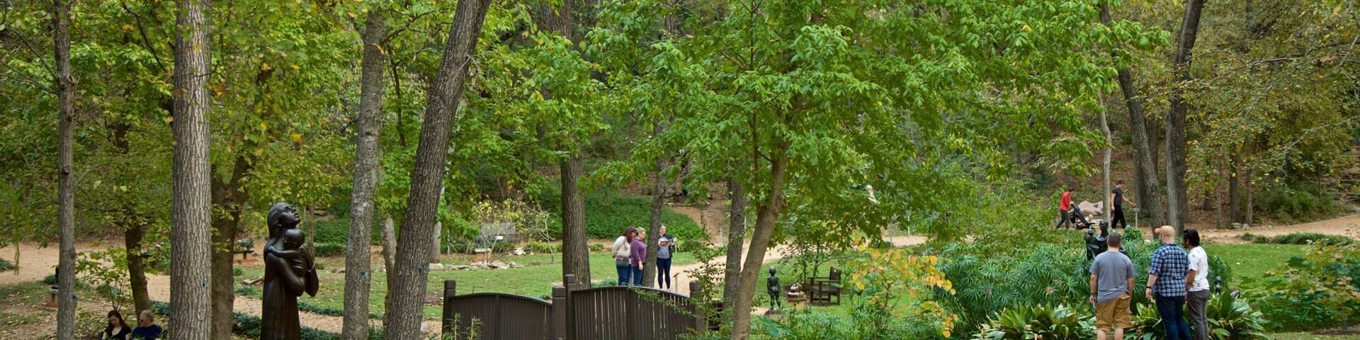 Umlauf Sculpture Garden and Museum showing a statue or sculpture and a park