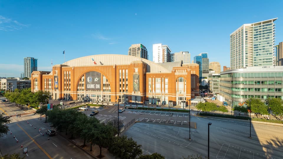 American Airlines Center showing a city