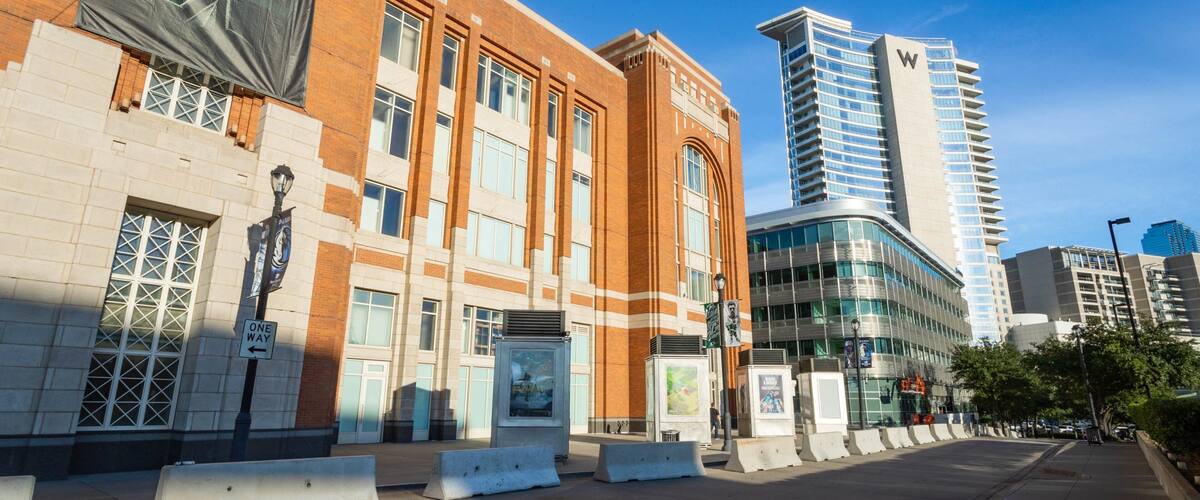 American Airlines Center showing a city