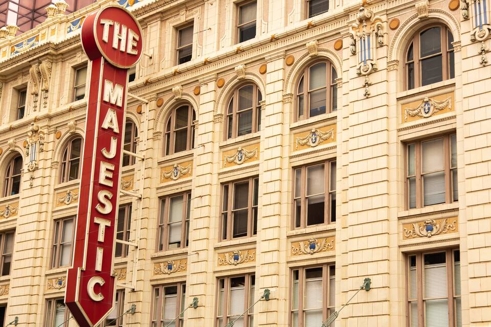 Um edifício com detalhes arquitetônicos elaborados e uma placa de destaque com a inscrição 'The Majestic'.