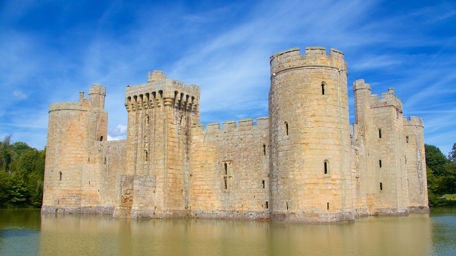 Castillo de Bodiam mostrando un castillo, elementos patrimoniales y arquitectura patrimonial
