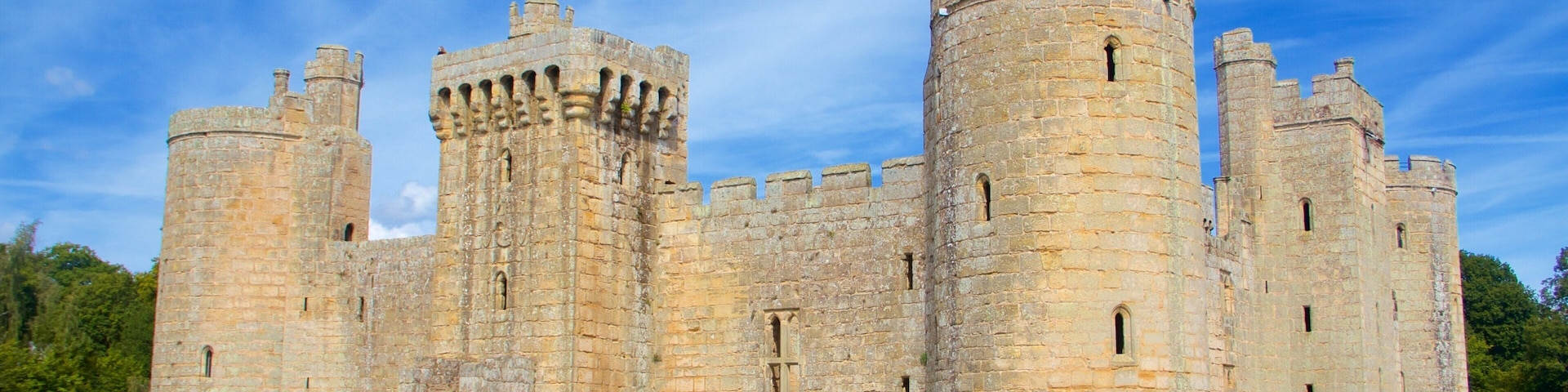 Bodiam Castle showing heritage elements, heritage architecture and chateau or palace