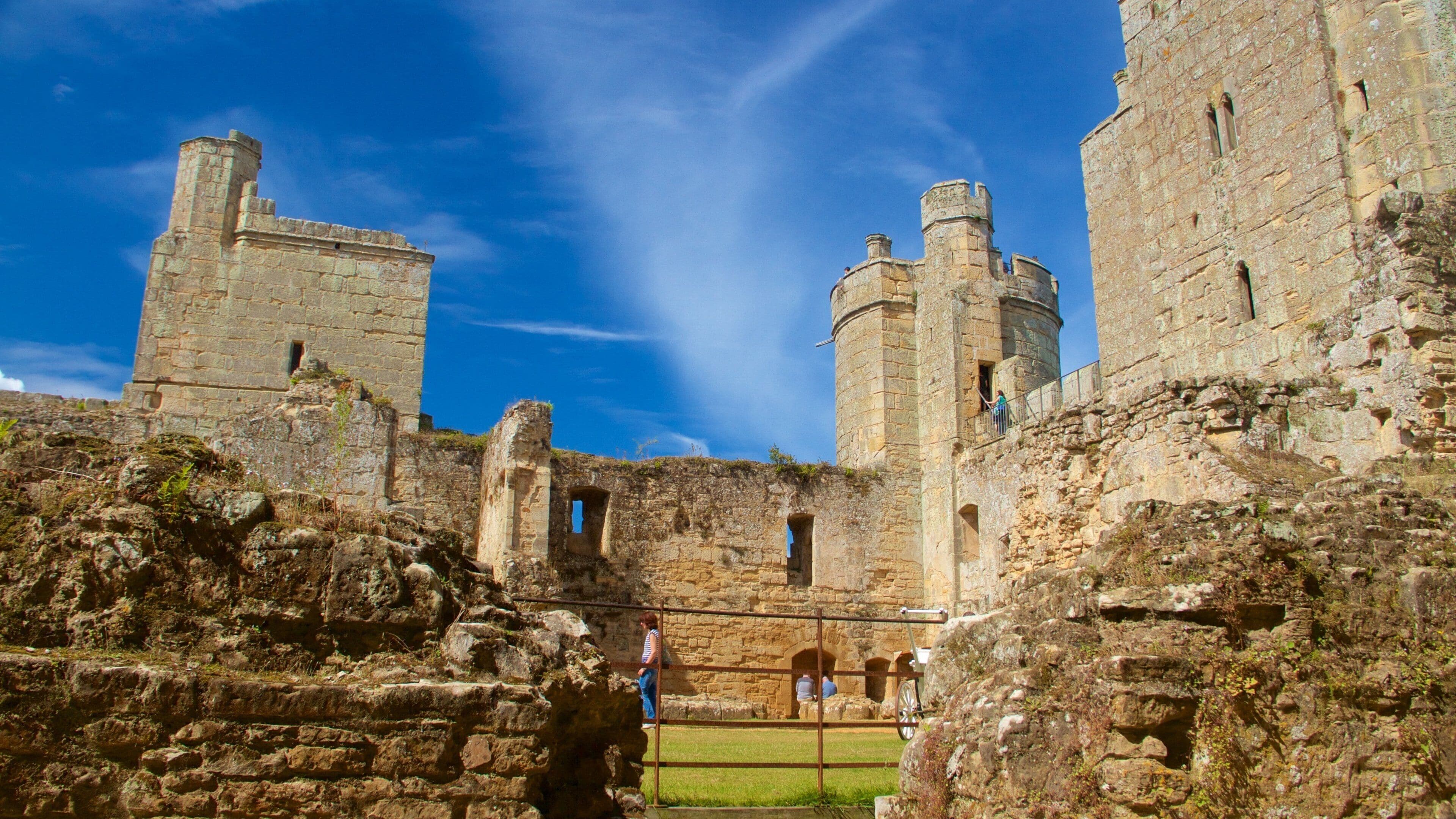Bodiam-slottet som inkluderar historiska element och ruiner