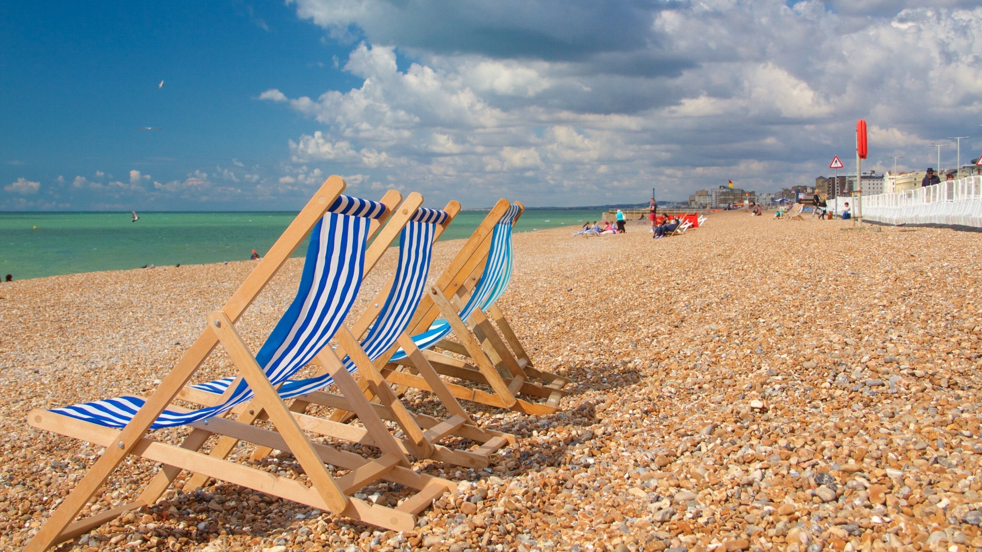 Brighton Beach showing a pebble beach