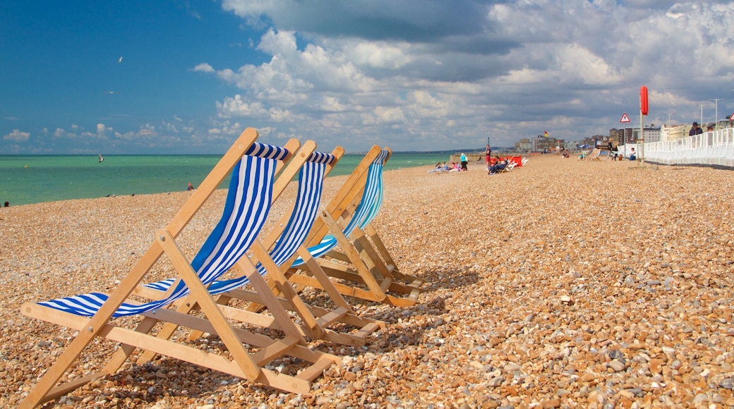 Brighton Beach showing a pebble beach