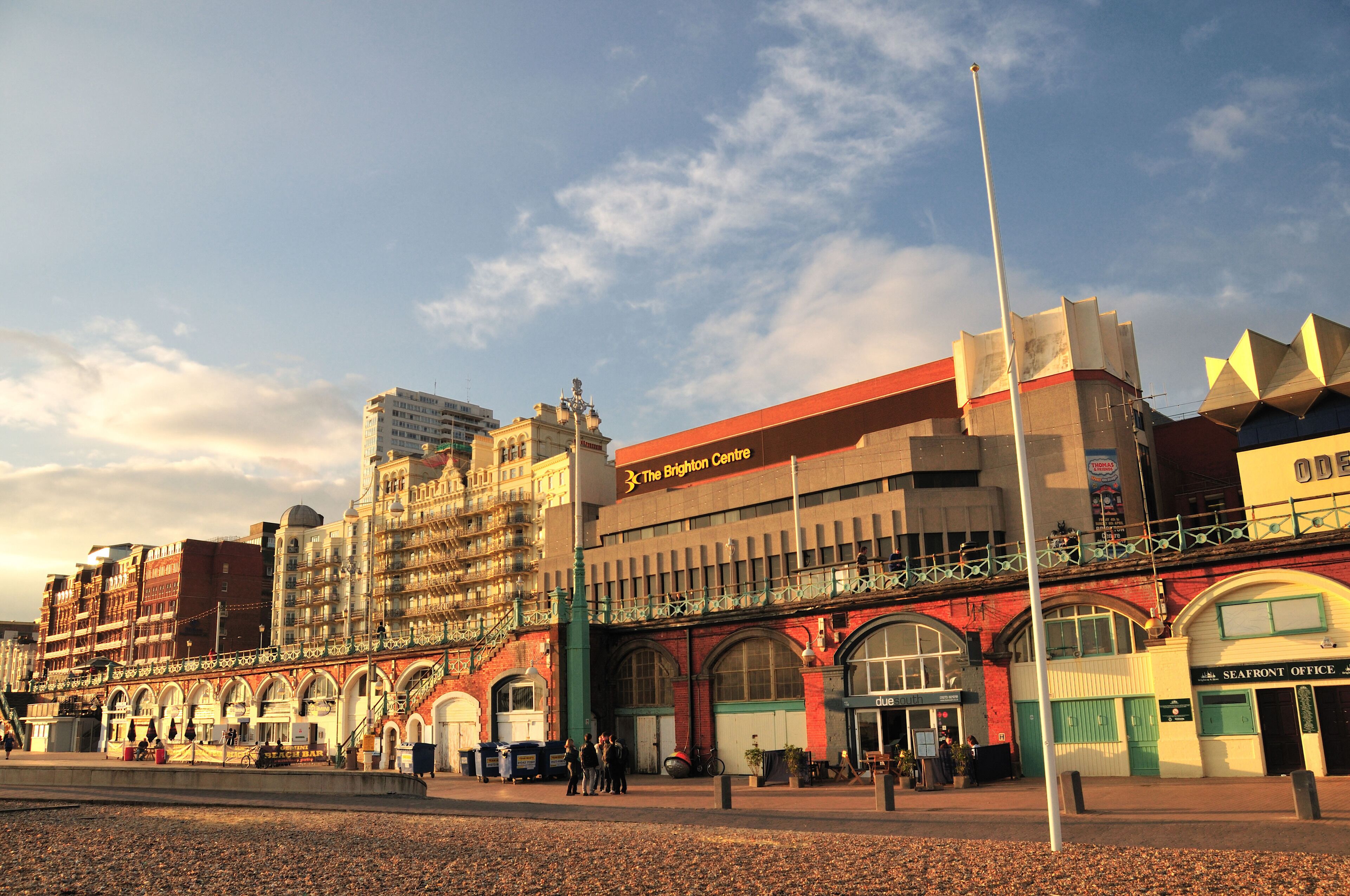 AY7KWM Brighton seafront - the view of the Brighton Centre and the Grand Hotel, East Sussex, England. Image shot 2008. Exact date unknown.