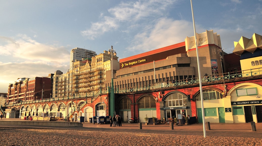 AY7KWM Brighton seafront - the view of the Brighton Centre and the Grand Hotel, East Sussex, England. Image shot 2008. Exact date unknown.
