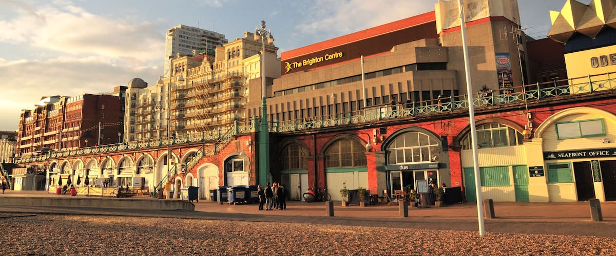 AY7KWM Brighton seafront - the view of the Brighton Centre and the Grand Hotel, East Sussex, England. Image shot 2008. Exact date unknown.