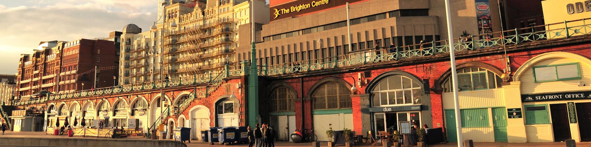 AY7KWM Brighton seafront - the view of the Brighton Centre and the Grand Hotel, East Sussex, England. Image shot 2008. Exact date unknown.