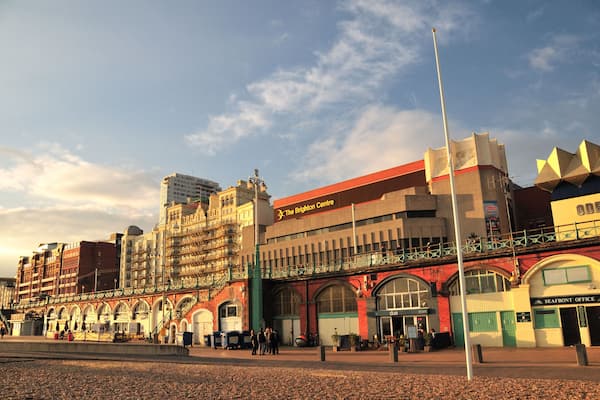AY7KWM Brighton seafront - the view of the Brighton Centre and the Grand Hotel, East Sussex, England. Image shot 2008. Exact date unknown.