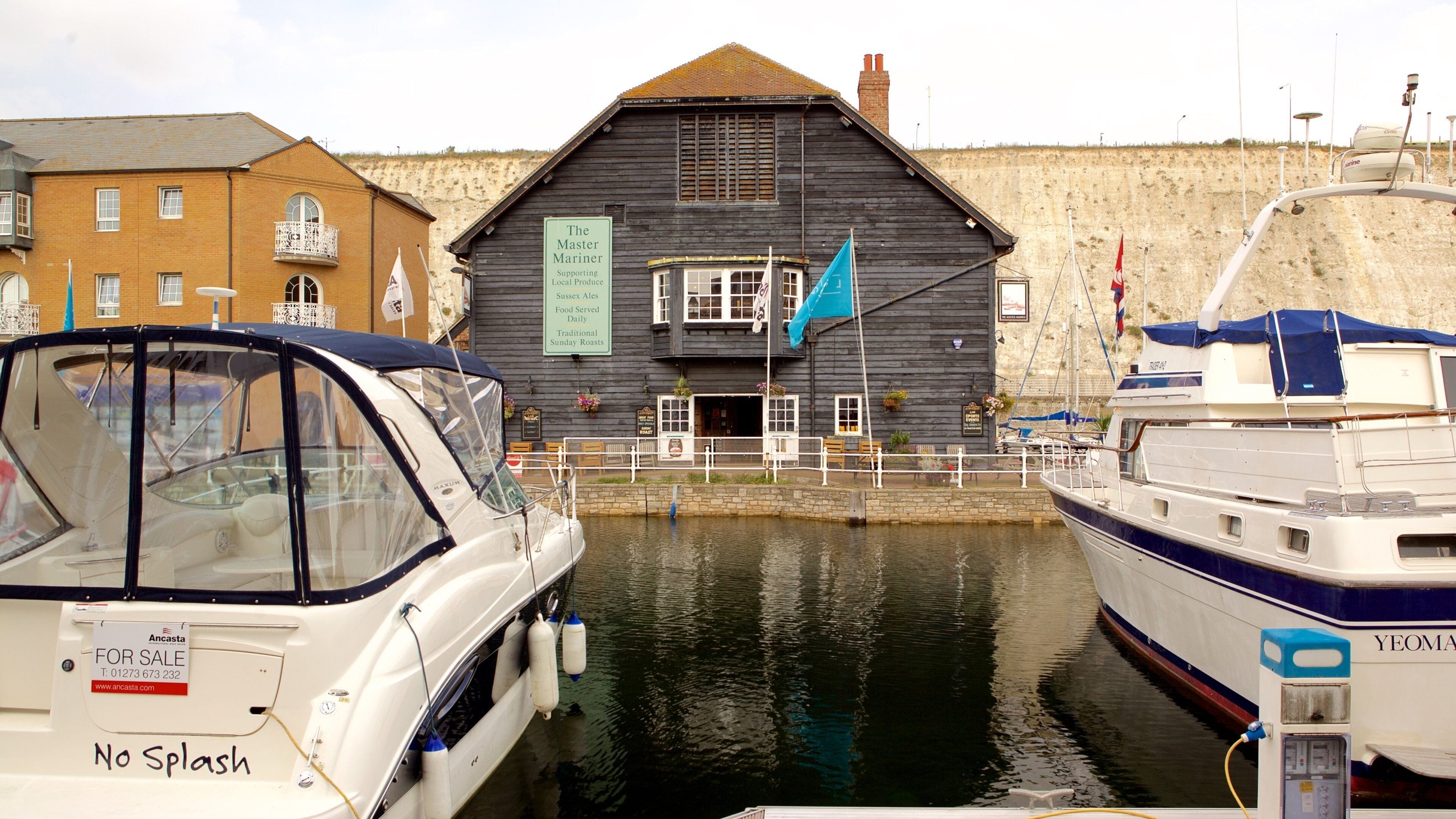 Brighton Marina ofreciendo una casa, botes y un club náutico