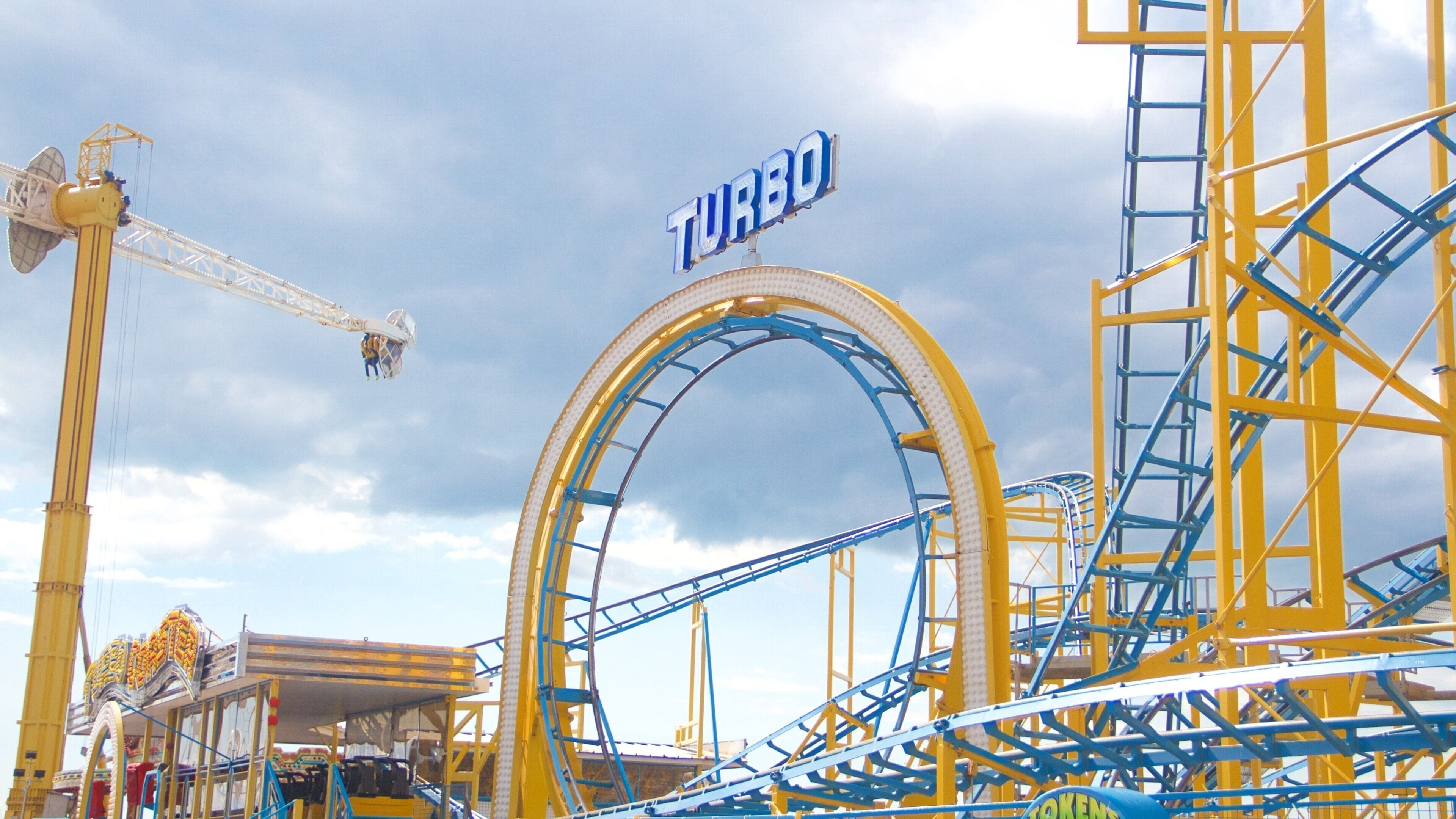 Brighton Pier showing rides