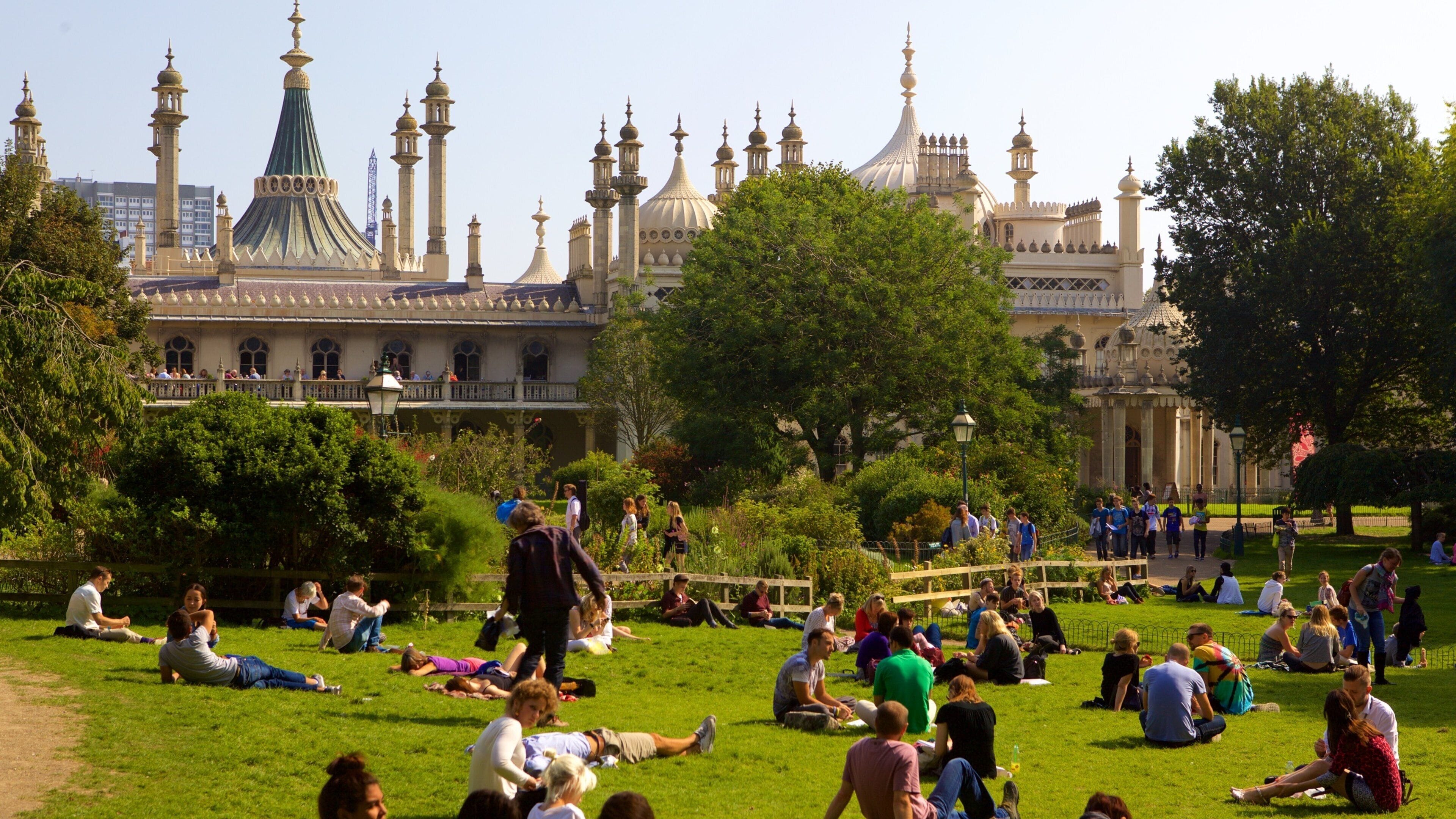Brighton Royal Pavilion mettant en vedette château et parc aussi bien que important groupe de personnes