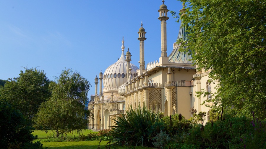 Brighton Royal Pavilion som inkluderar en park, historiska element och historisk arkitektur