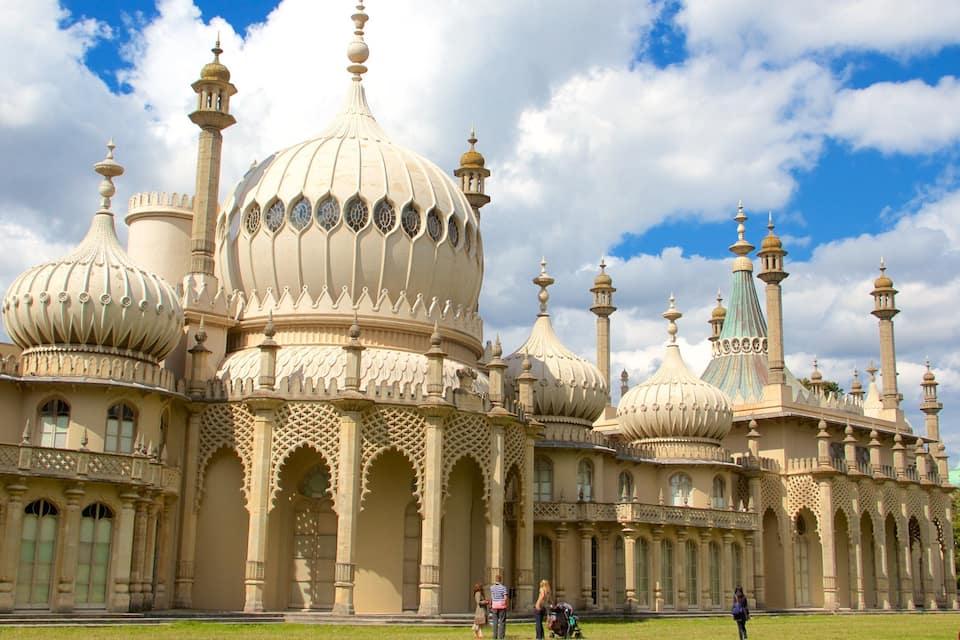 Un edificio imponente e decorato, con numerose cupole e minareti.