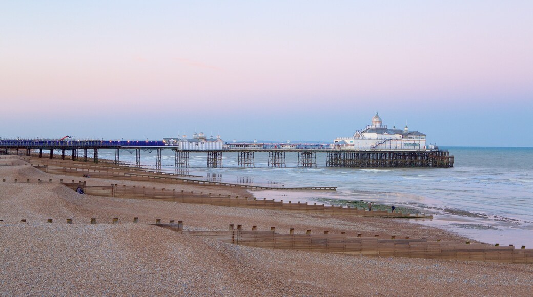 Jetée d\'Eastbourne qui includes coucher de soleil et vues littorales