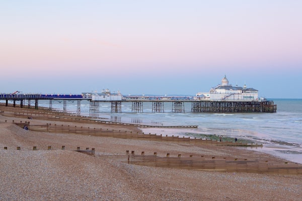 Muelle de Eastbourne mostrando vistas generales de la costa y una puesta de sol