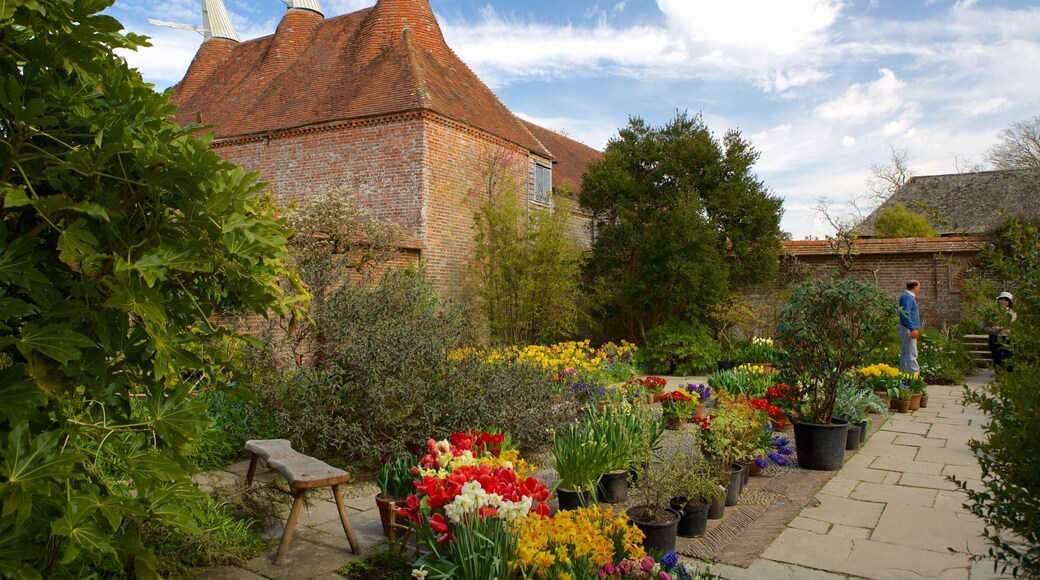 Great Dixter House and Gardens bevat een tuin, bloemen en historisch erfgoed