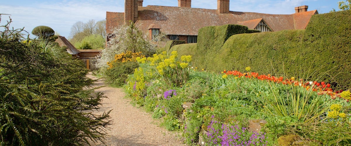 Great Dixter House & Gardens das einen Park und Blumen