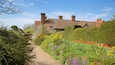 Great Dixter House and Gardens inclusief een park en bloemen