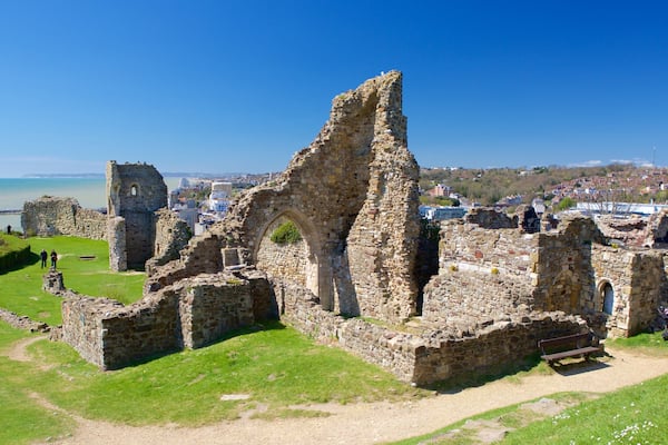 ChĂąteau de Hastings montrant patrimoine historique, bĂątiments en ruines et vues littorales
