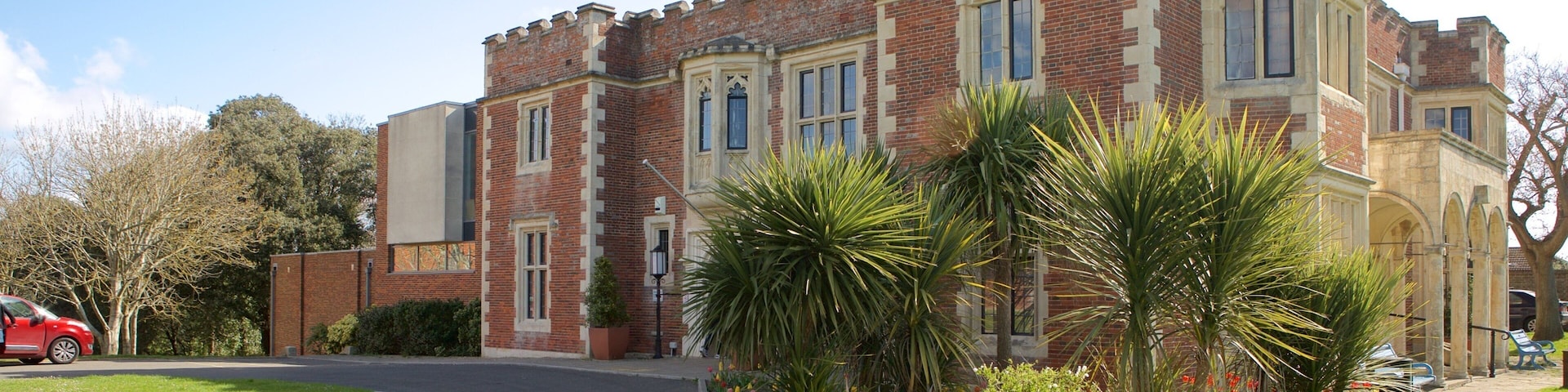 Hastings Museum and Art Gallery showing flowers and a garden