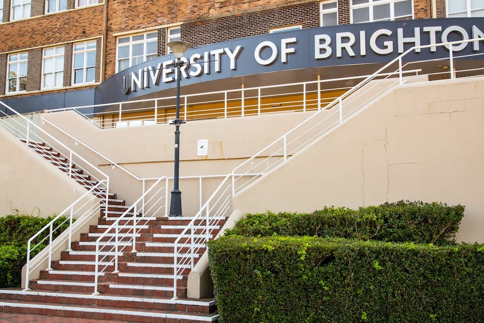 Una escalera que conduce a la entrada de la Universidad de Brighton.
