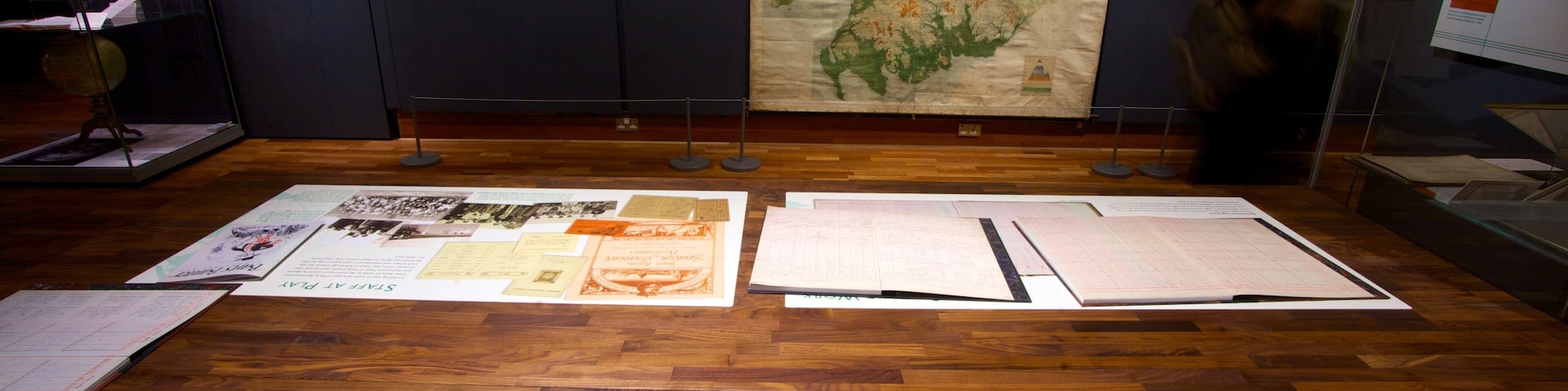 Biblioteca Nacional da Escócia caracterizando vistas internas