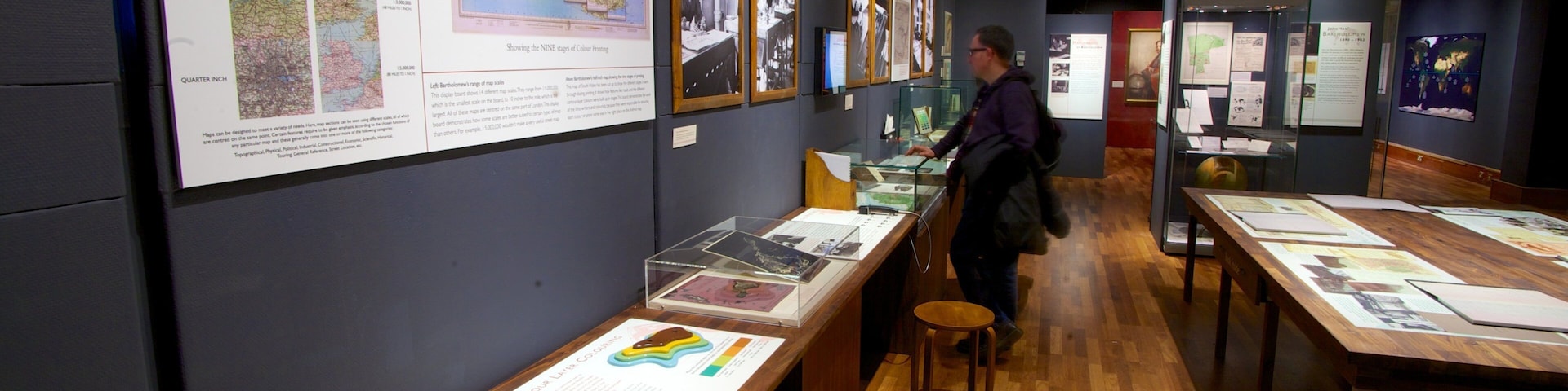 Biblioteca Nacional da Escócia caracterizando vistas internas