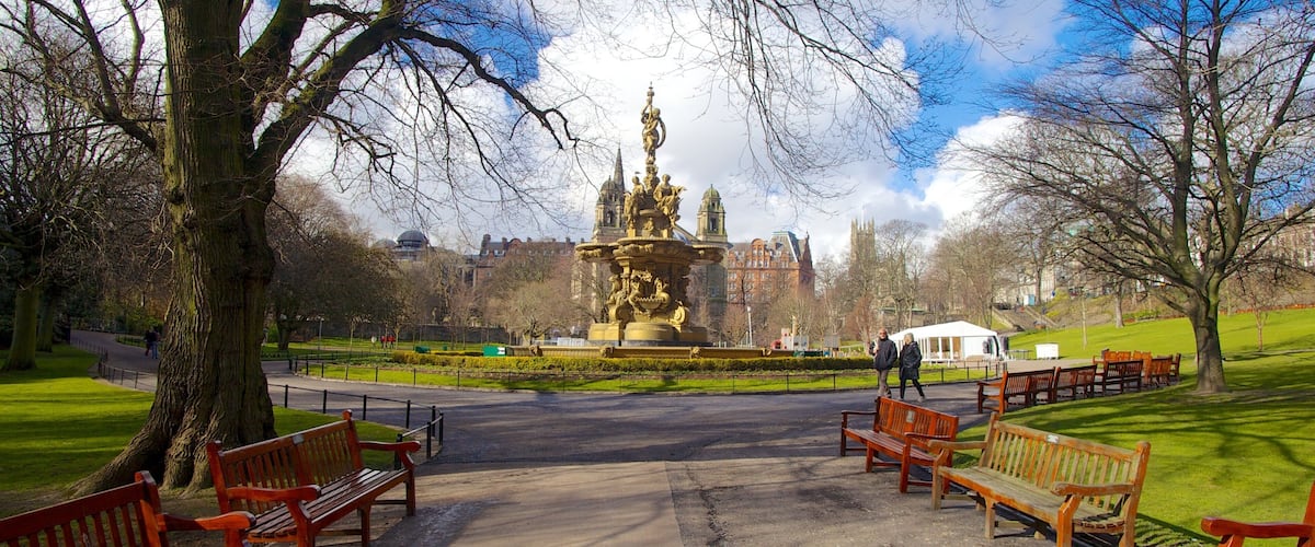 Công viên Princes Street trong đó bao gồm khu vườn, pho tượng và thành phố