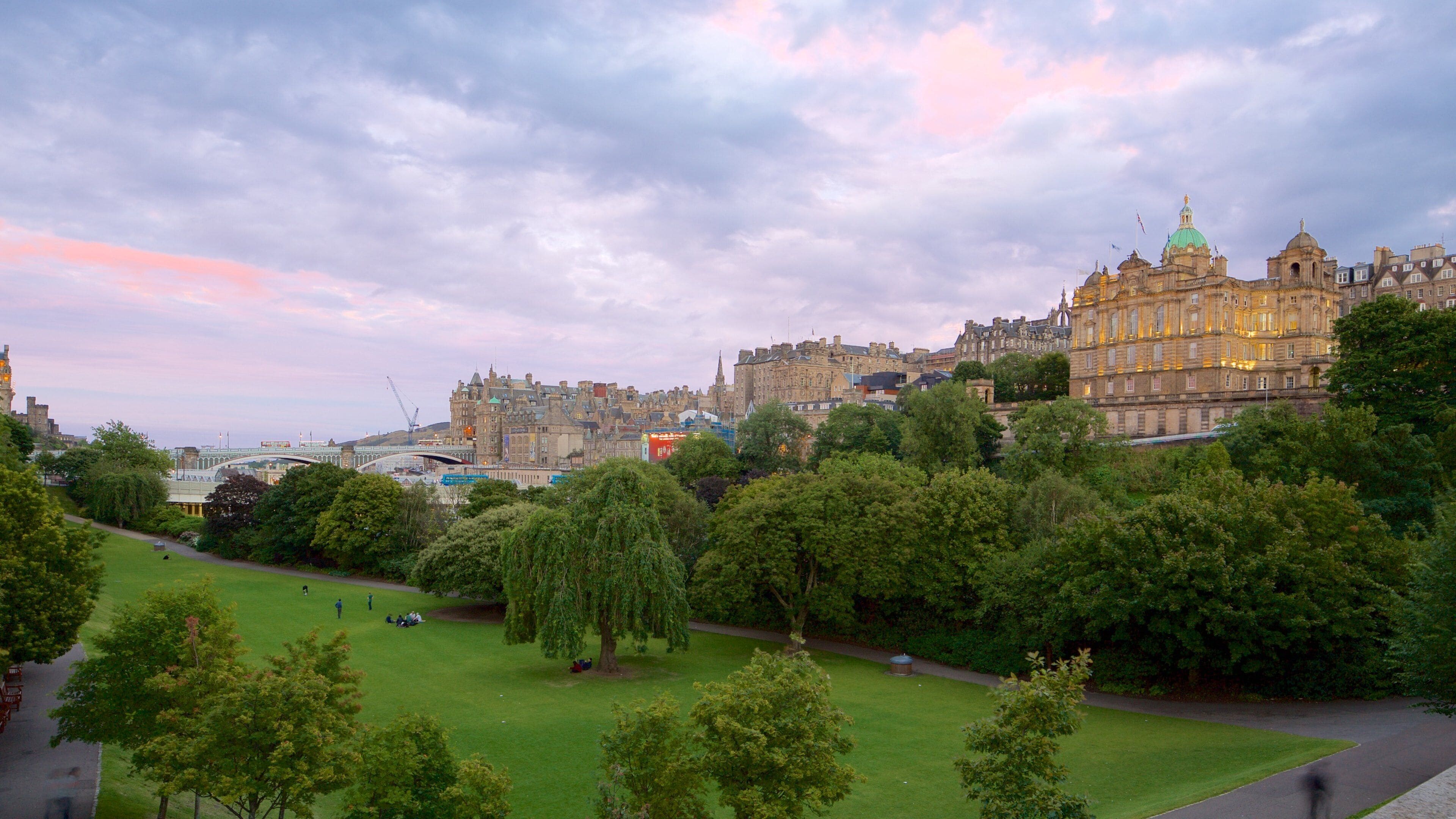 Princes Street Gardens which includes a garden