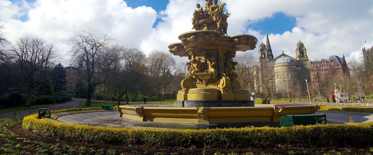 Jardines de Princes Street que incluye una estatua o escultura y una fuente