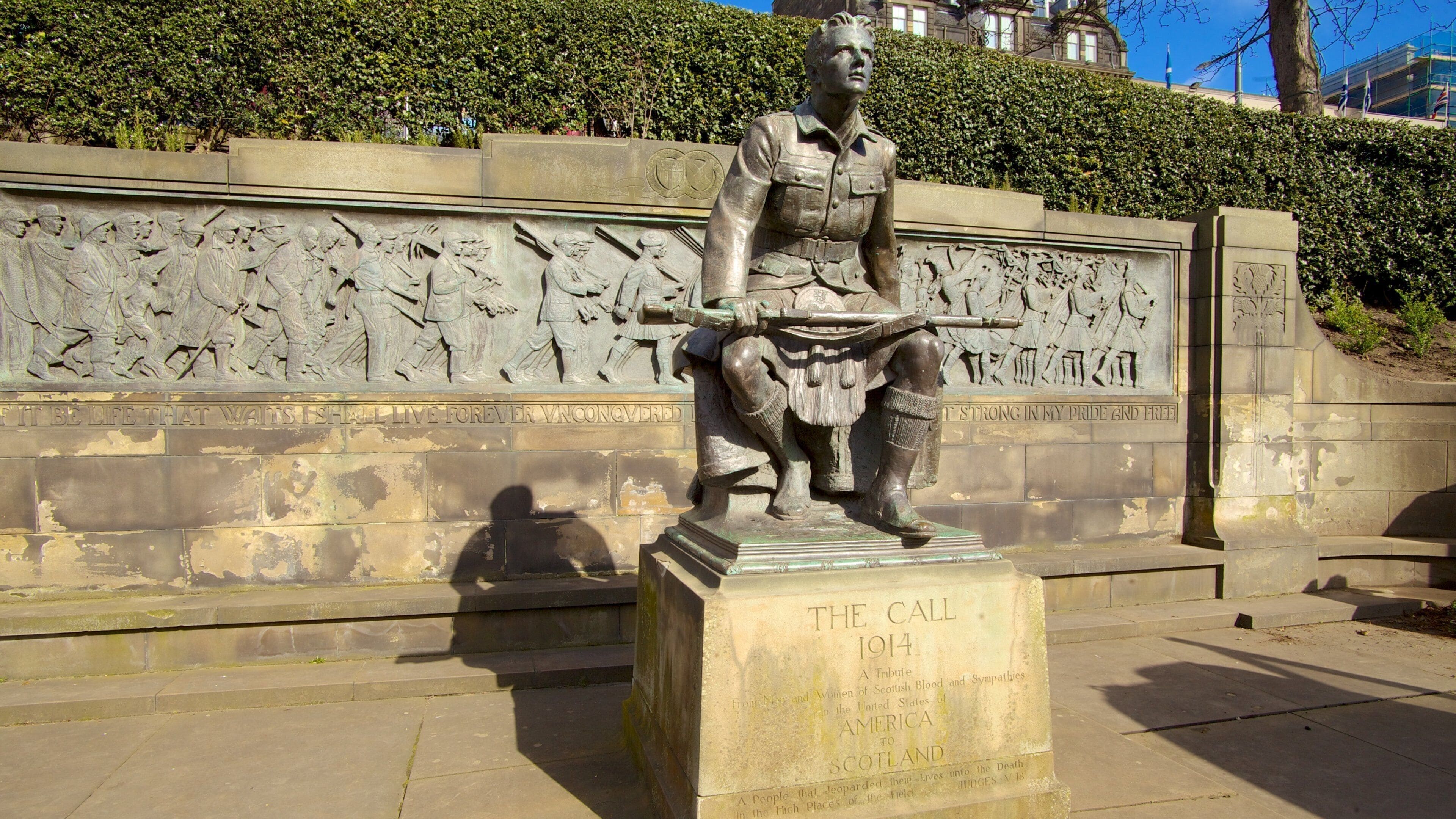 Princes Street Gardens showing a monument, a memorial and a statue or sculpture