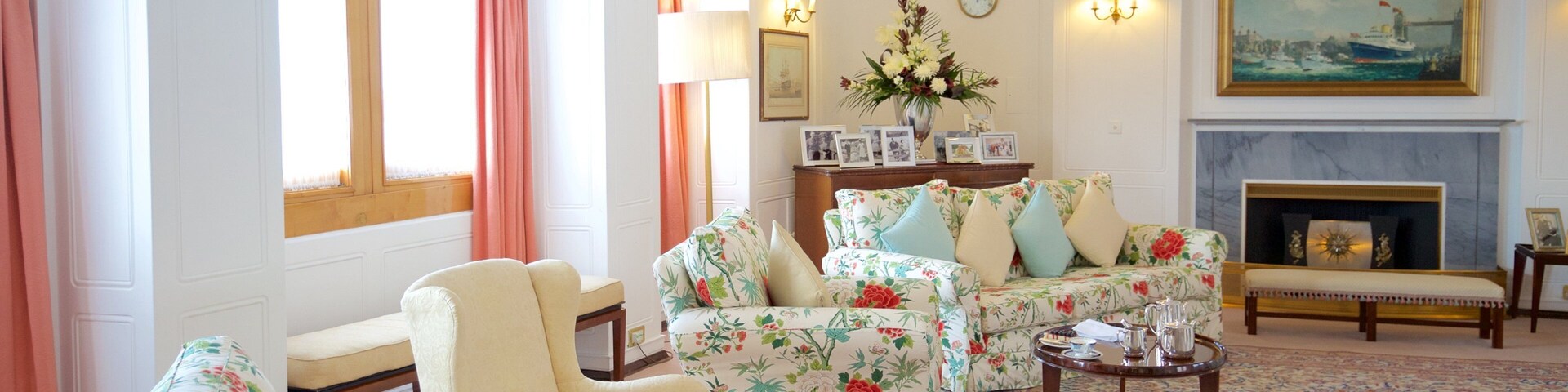 Royal Yacht Britannia montrant vues intérieures, patrimoine historique et navigation