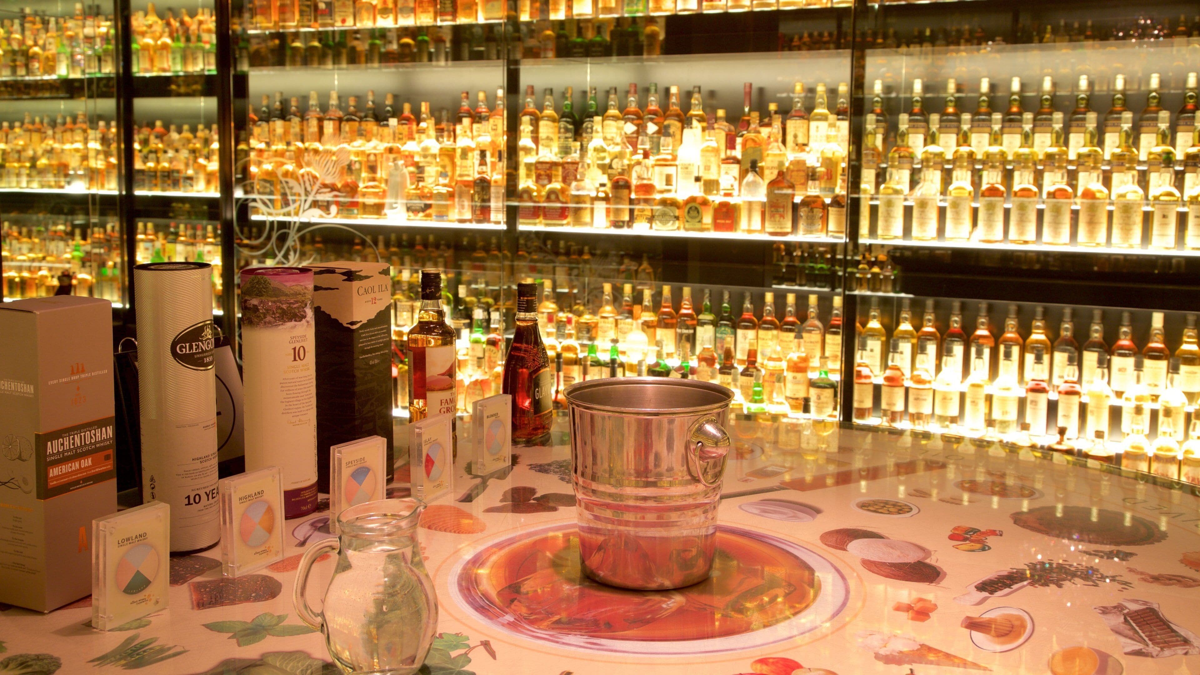 Scotch Whisky Heritage Centre presenterar drycker och interiörer