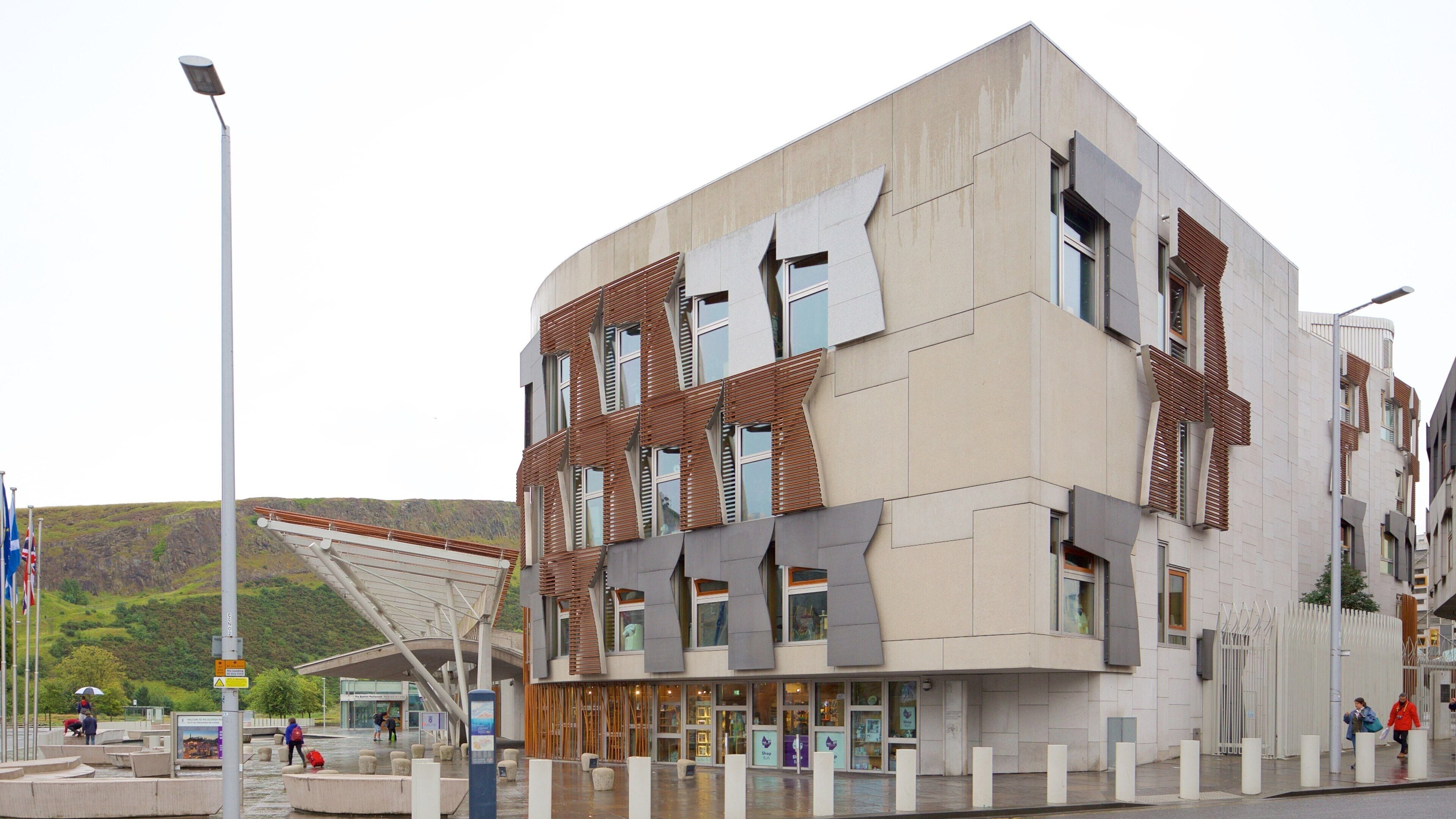 Skotska parlamentet som visar gatuliv