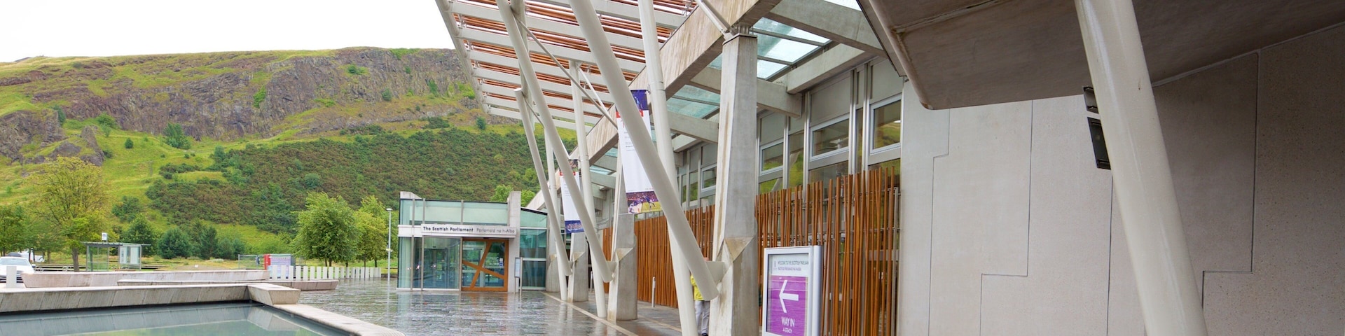 Parlamento escocés que incluye piscina y imágenes de calles