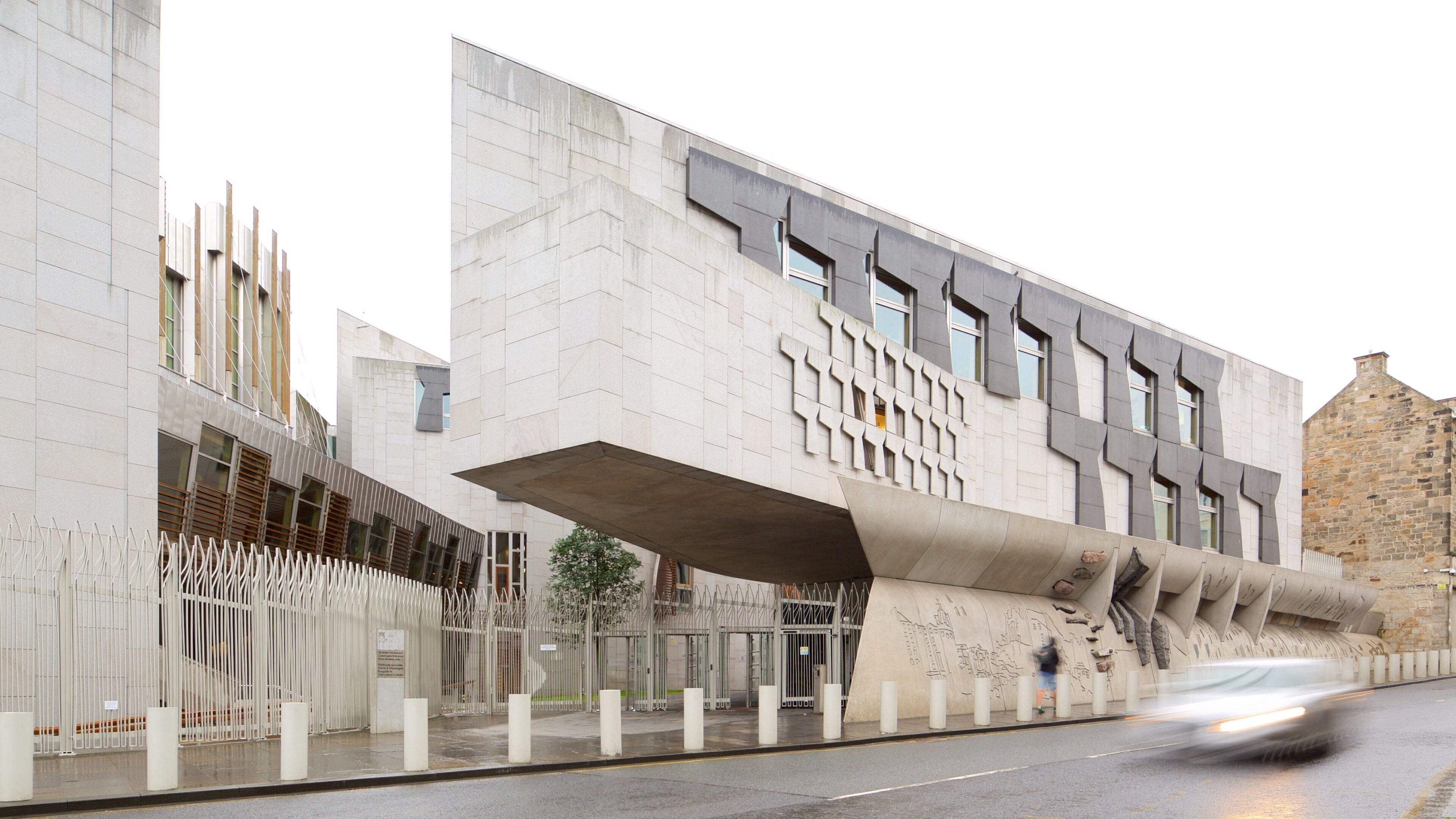 Scottish Parliament joka esittää katunäkymät