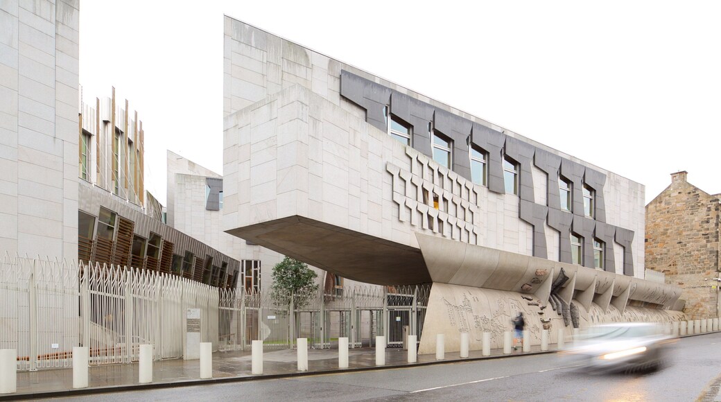 Scottish Parliament joka esittää katunäkymät