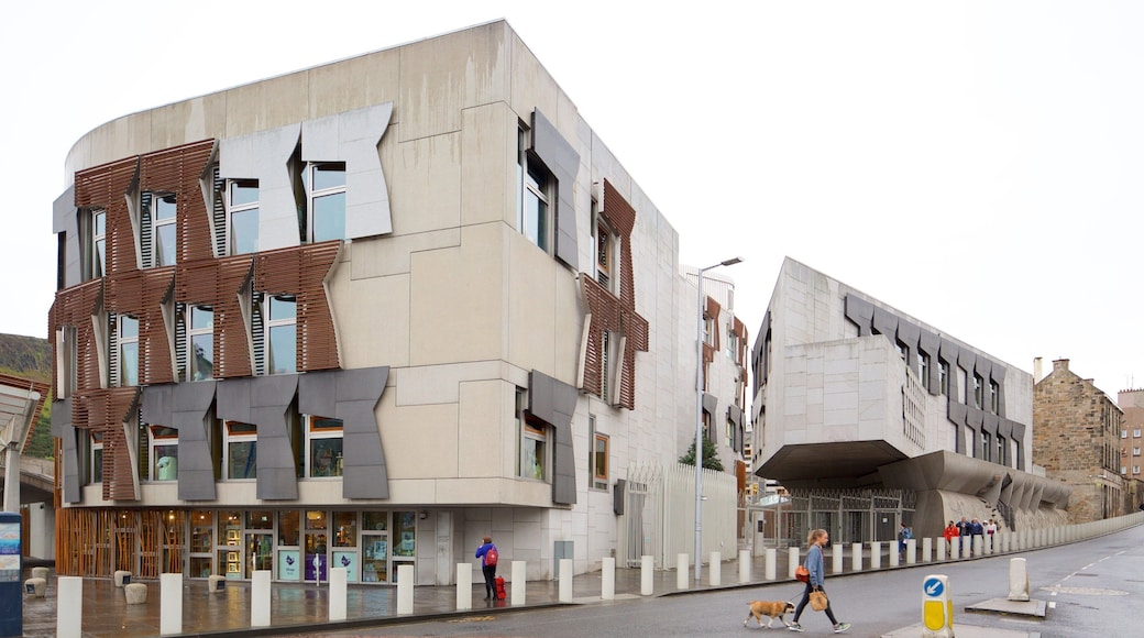 Skotska parlamentet som visar gatuliv