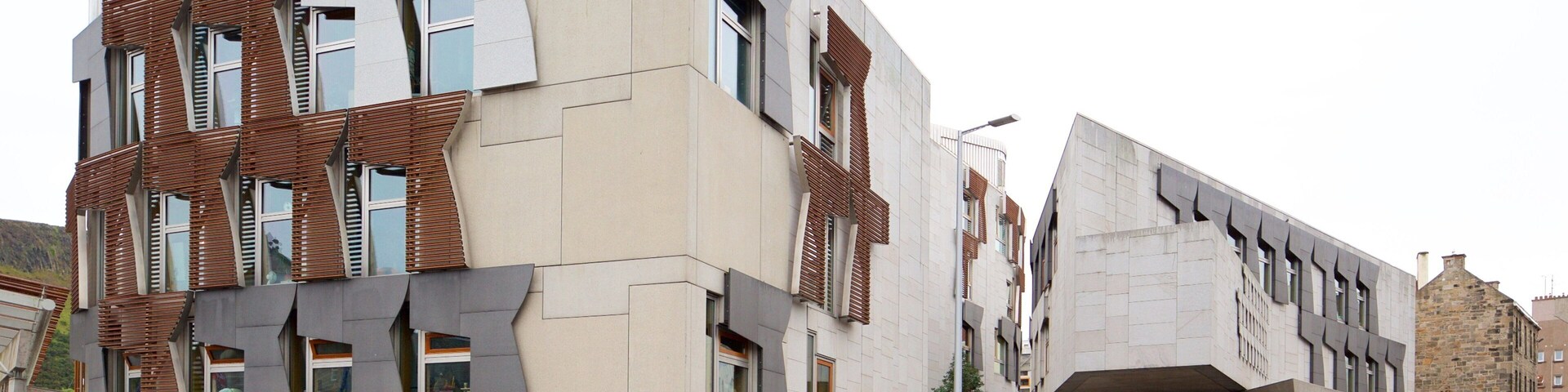 Scottish Parliament mostrando cenas de rua