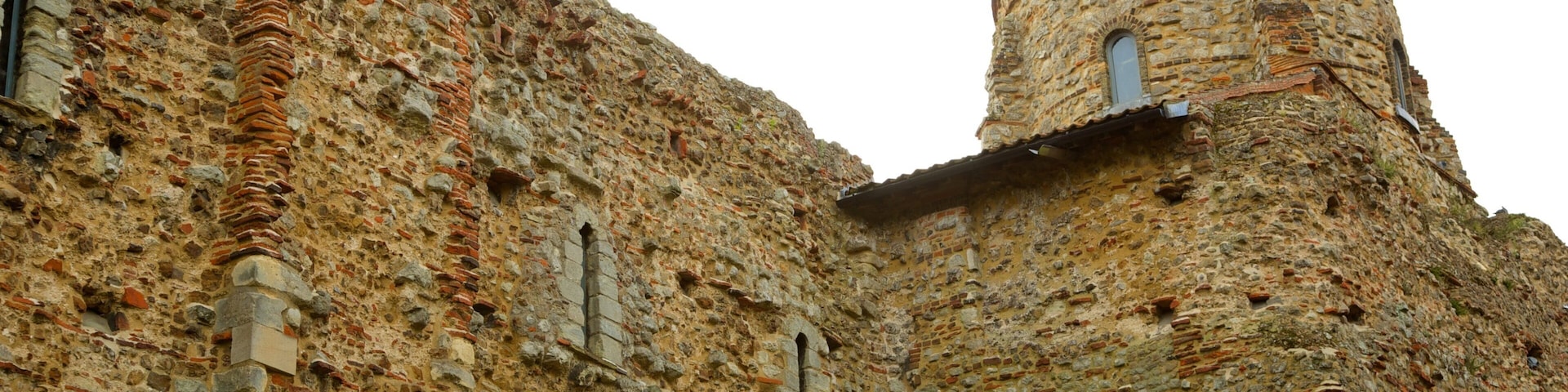Colchester Castle Park que incluye arquitectura patrimonial y un castillo